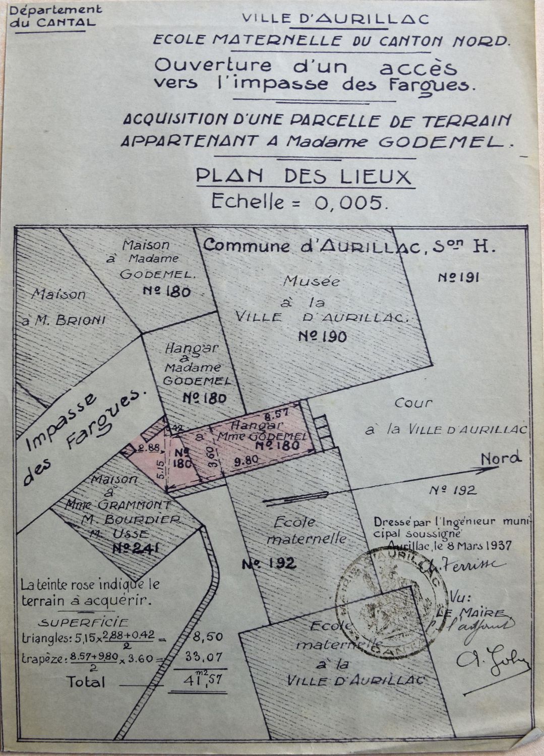 Collège de jésuites d'Aurillac, puis collège communal, lycée de garçons, école primaire supérieure de jeunes filles, collège moderne et technique de jeunes filles, actuellement collège Jeanne-de-La-Treilhe