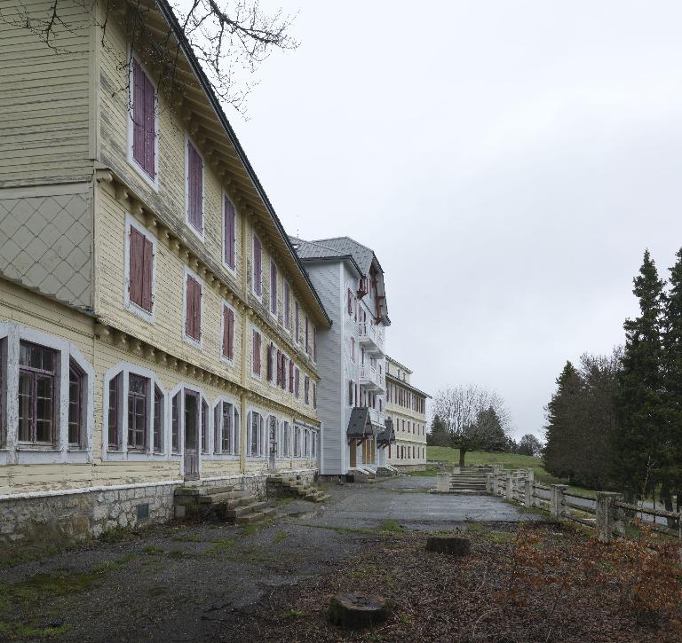 Hôtel de voyageurs, dit chalets-hôtels du Mont-Revard, puis Grand Hôtel PLM du Mont-Revard, actuellement immeuble à logements