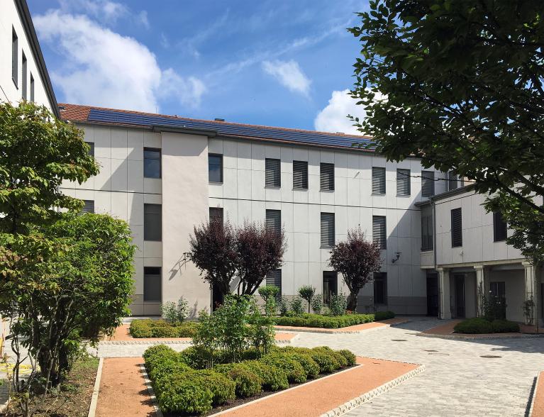 Collège de jésuites, puis école centrale, école secondaire communale, lycée impérial, lycée de garçons, actuellement lycée Lalande