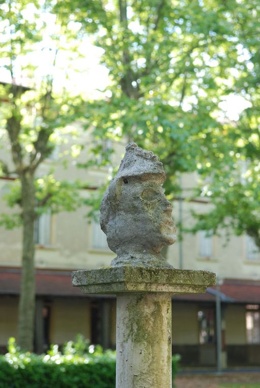 Asile d'aliénés de Bron, puis asile départemental d'aliénés du Rhône, puis asile d'aliénés du Vinatier, actuellement centre hospitalier Le Vinatier