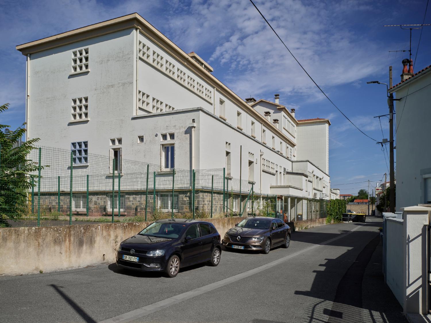 Centre d'apprentissage féminin de Montferrand, puis CET (collège d'enseignement technique) de jeunes filles, actuellement lycée professionnel de Montferrand dit lycée professionnel Marie-Curie