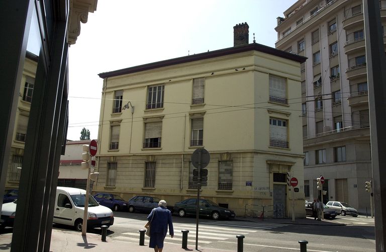 Immeuble ; atelier ; garage de réparation automobile