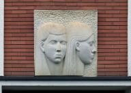 Bas-relief n° 1 : Jeunes filles