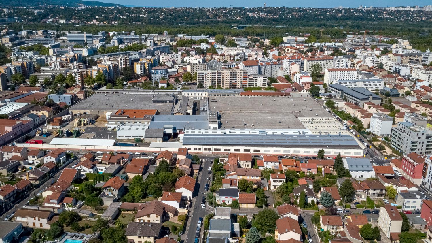 Ancienne filature de schappe Villard puis Société Mécanique de Villeurbanne (SMV) filiale de Renault actuellement Auto Châssis International (ACI)