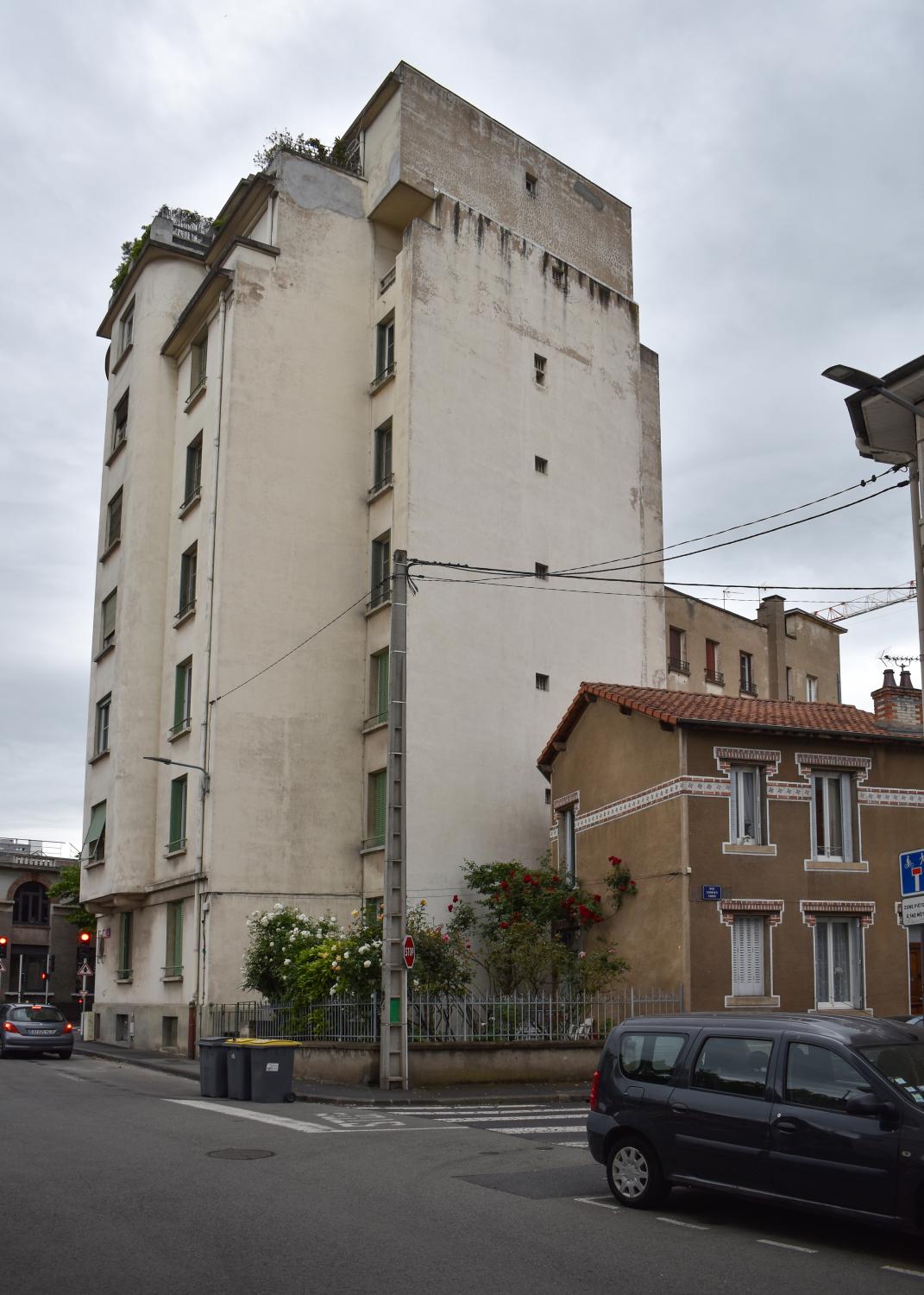 Immeuble et maison