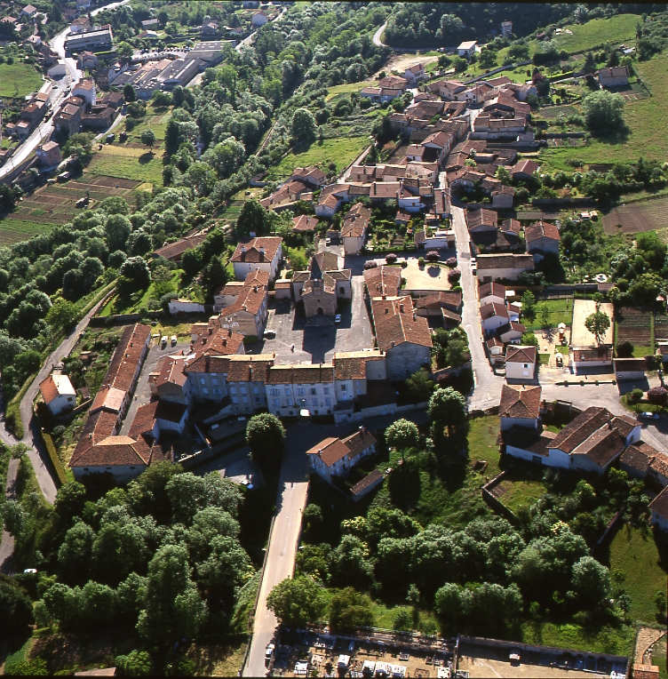 Prieuré, chapitre de chanoinesses puis abbaye