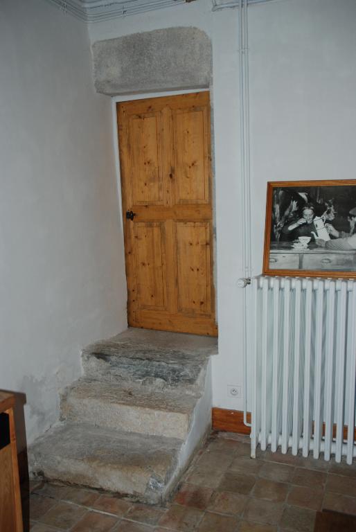 Maison forte (?), puis château dit de Montfalcon du Cengle, actuellement hôtel de voyageurs (Relais château)