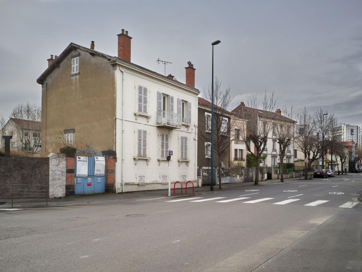 Elévation sur le boulevard. Au second plan à droite, on distingue l'irrégularité d'alignement des habitations bordant le boulevard 