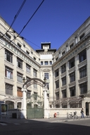 Porte de l'Ecole professionnelle de filles La Martinière