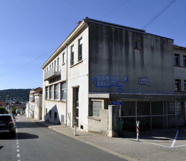 École primaire supérieure, puis École pratique de commerce et d'industrie, puis École nationale professionnelle, dite des matières plastiques, actuellement Lycée d'enseignement général et technologique Paul-Painlevé