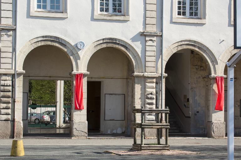 Manoir de Chènevoux, puis collège de jésuites, puis école centrale, puis lycée de garçons, actuellement lycée d'enseignement secondaire Jean-Puy