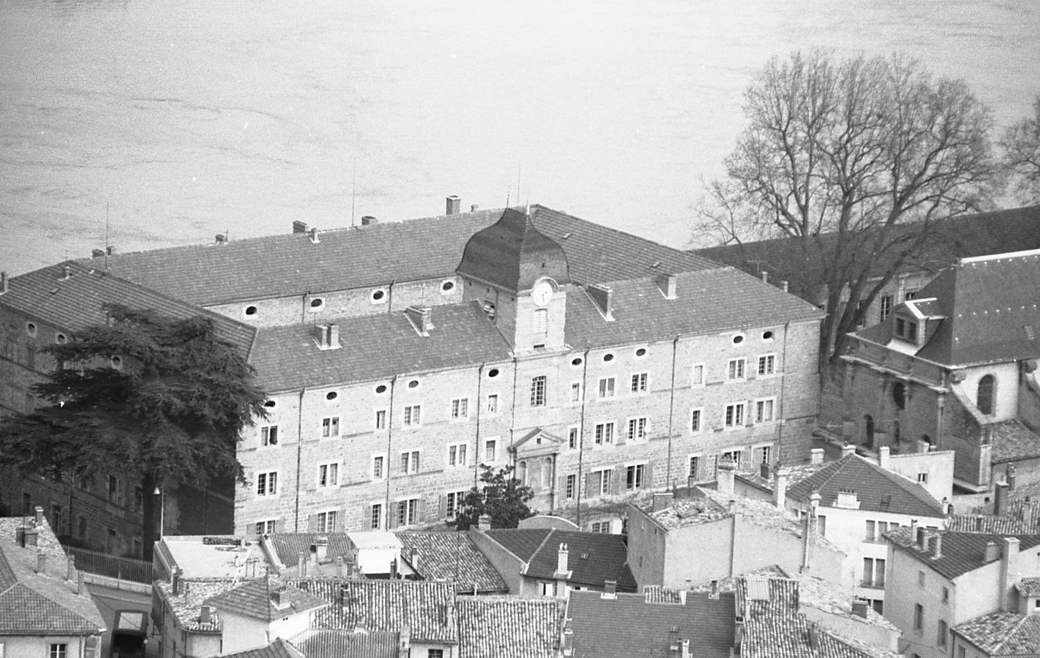 Collège de Tournon, puis école royale militaire, école centrale, collège communal, collège royal, lycée impérial, lycée de garçons, actuellement lycée Gabriel-Faure
