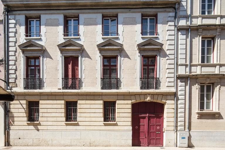 Manoir de Chènevoux, puis collège de jésuites, puis école centrale, puis lycée de garçons, actuellement lycée d'enseignement secondaire Jean-Puy