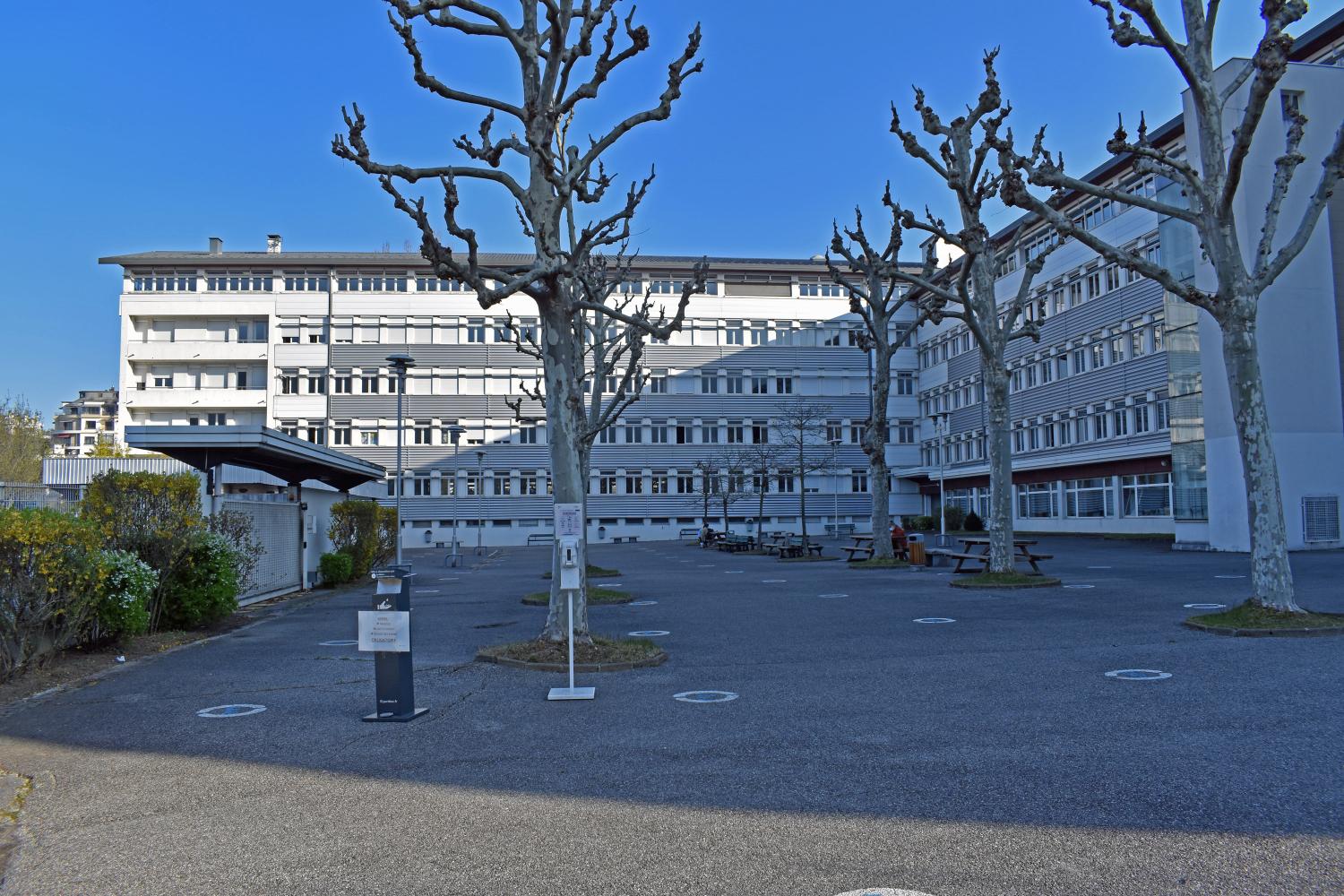 Couvent du Saint-Sépulcre, puis manufacture de coton Duport, puis caserne Balleydier, puis école primaire supérieure de jeunes filles, puis lycée moderne et technique de jeunes filles, actuellement Lycée Gabriel Fauré