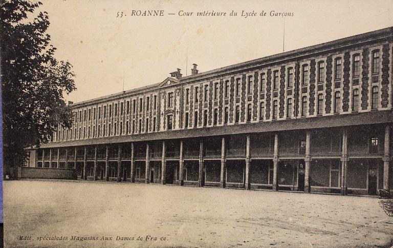 Manoir de Chènevoux, puis collège de jésuites, puis école centrale, puis lycée de garçons, actuellement lycée d'enseignement secondaire Jean-Puy