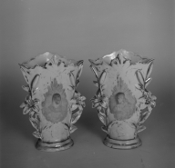 Paire de vases d'autel en pendant