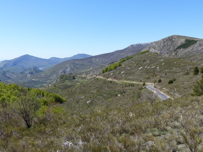 L'oppidum de Fontenelle, dominant le site castral de Barret. Vue prise du sud-est.