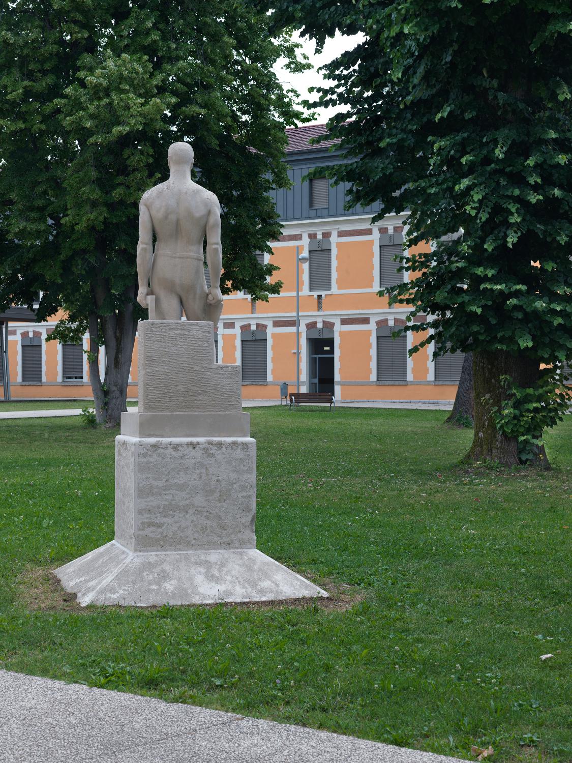 Sculpture (ronde-bosse) : Ouvrier du bâtiment