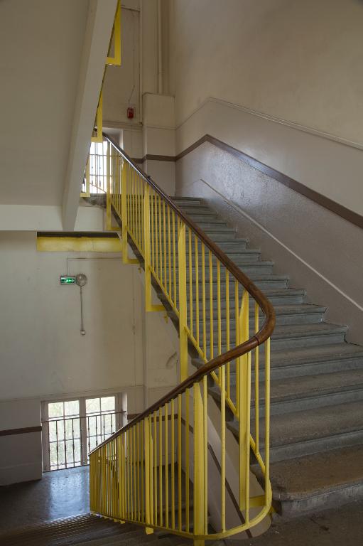 Manoir de Chènevoux, puis collège de jésuites, puis école centrale, puis lycée de garçons, actuellement lycée d'enseignement secondaire Jean-Puy