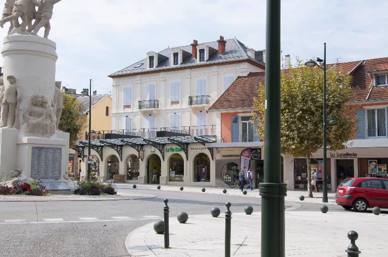 Hôtel de voyageurs, dit Hôtel de Provence, puis Hôtel des Négociants, puis Auberge des Quatre Valets, puis Hôtel Palma, actuellement immeuble