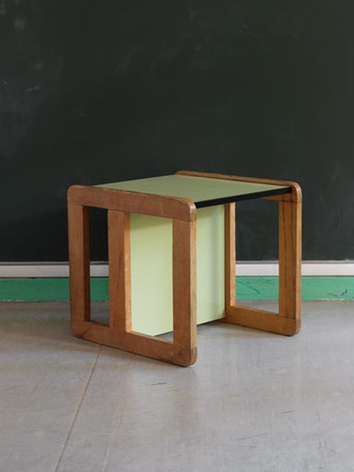 Ensemble du mobilier de la bibliothèque : armoire-bibliothèque, table de bibliothèque, chaise, fauteuil, banquette