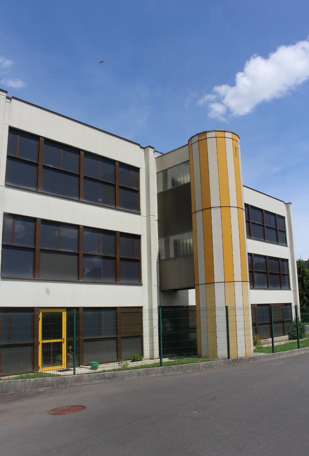 Collège d'enseignement technique du quartier Peyrolles, actuellement lycée professionnel dit lycée des métiers de l'hôtellerie et de la restauration Raymond-Cortat