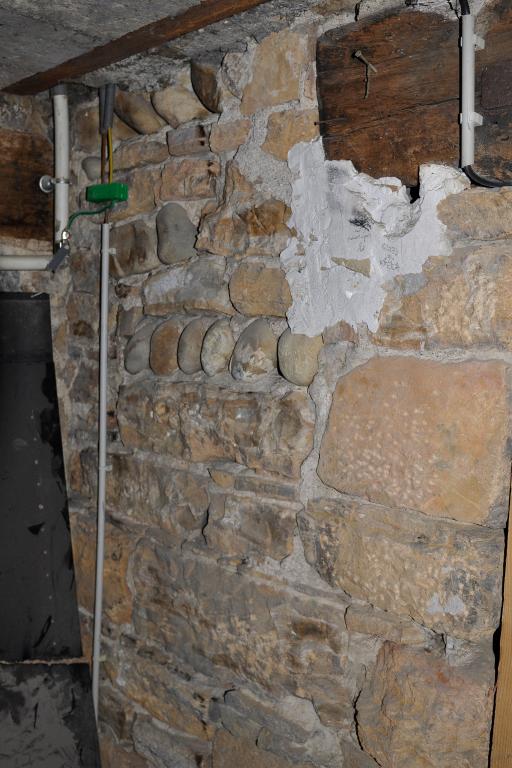12 grande rue de Vaise : mur du sous-sol en moellon calcaire et galets fluviaux
