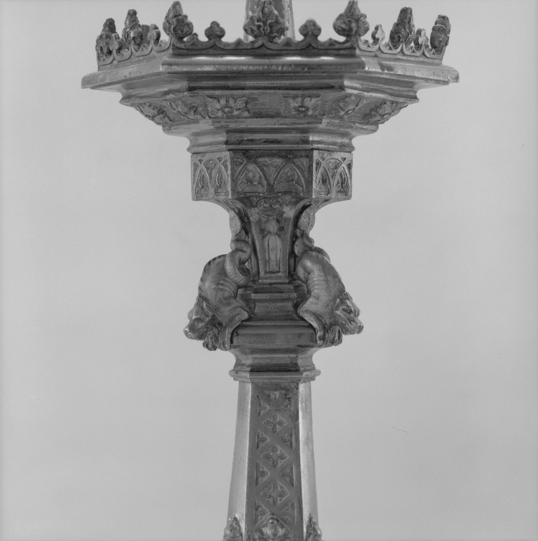 Ensemble de 5 chandeliers d'autel et une croix d'autel