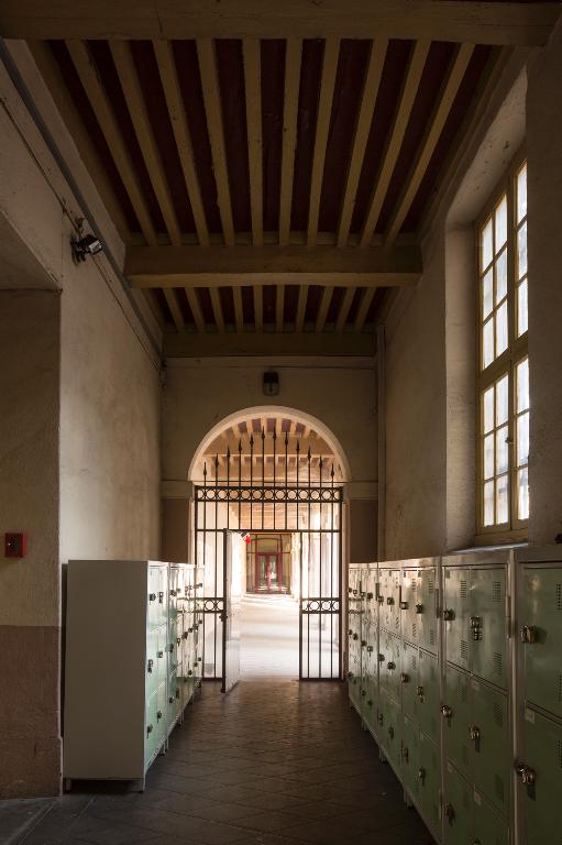 Manoir de Chènevoux, puis collège de jésuites, puis école centrale, puis lycée de garçons, actuellement lycée d'enseignement secondaire Jean-Puy
