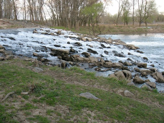 Digue, seuil de passage, chute d'eau