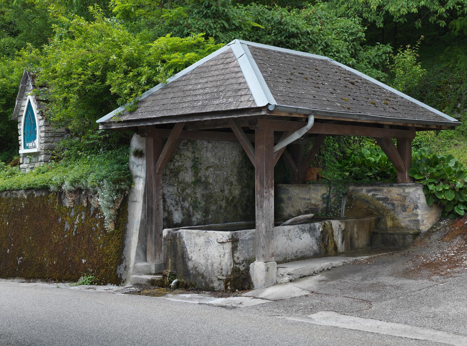 Bassin (fontaine, abreuvoir) couvert