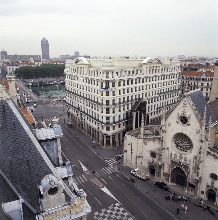 Magasin de commerce : Grands magasins Sineux, puis Grands Magasins des Cordeliers, puis Galeries Lafayette