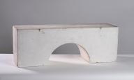 Objet de représentation de formes géométriques ou mathématiques : Parallélépipède rectangle avec évidement demi-cylindrique