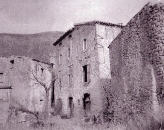Le village de Barret-de-Lioure, dans les années 1930. La grande maison au centre du cliché correspond très probablement la « maison du seigneur », citée par A. Lacroix en 1901 (photographie noir et blanc).