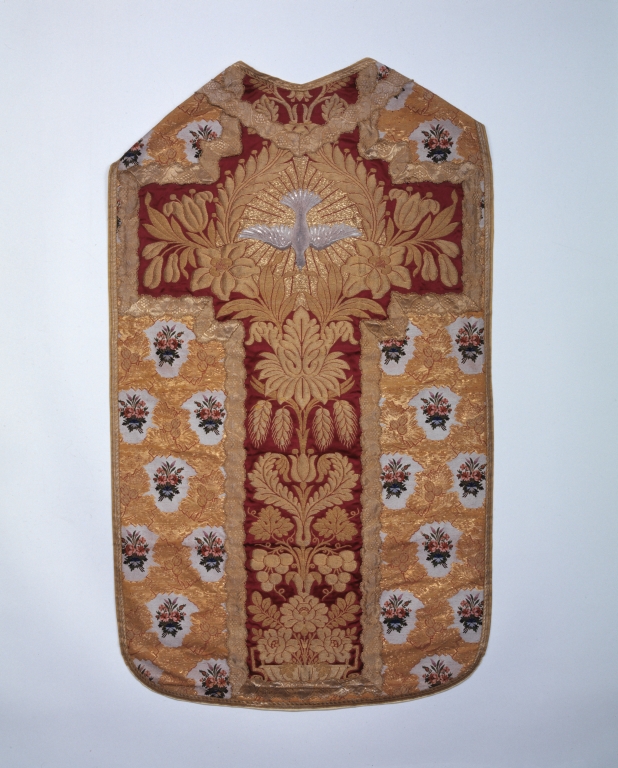 Chasuble, étole, bourse de corporal, voile de calice, pale : ornement doré