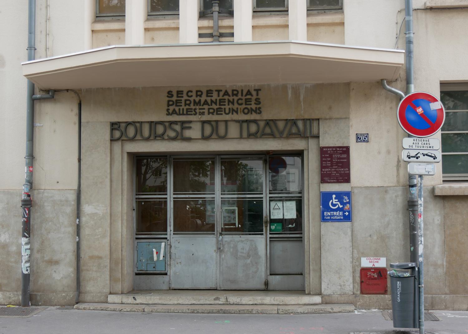  Entrée des syndicats de la Bourse du Travail de Lyon, rue de Créqui
