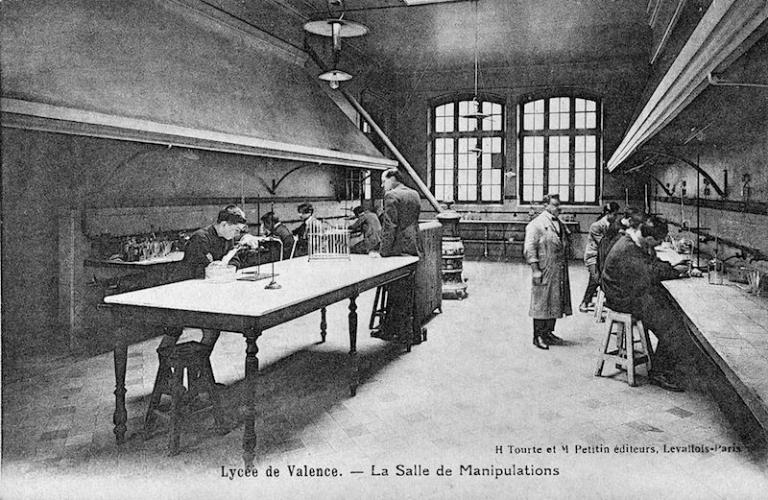 Le bâtiment des sciences du lycée Emile-Loubet (bâtiment G)