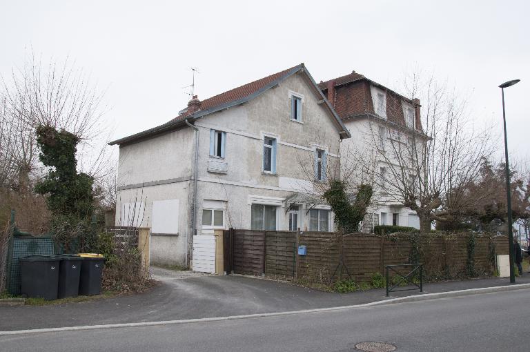 Maison et café Au Petit Charmant, puis maisons et cafés, puis maison et immeuble, dit immeuble Besson, et café Aix Plage