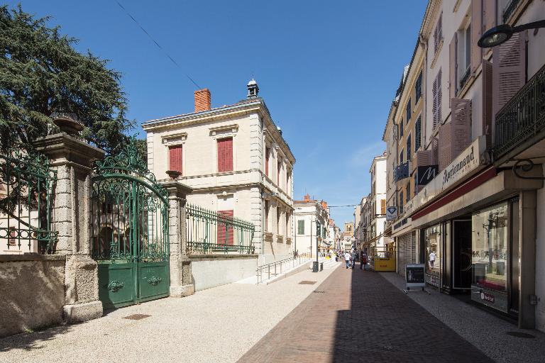 Manoir de Chènevoux, puis collège de jésuites, puis école centrale, puis lycée de garçons, actuellement lycée d'enseignement secondaire Jean-Puy