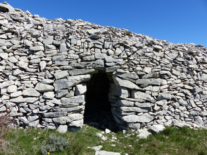 Porte de la grande cabane du Seuil.