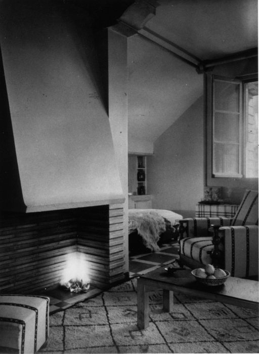 Ensemble du mobilier d'un appartement : étagère-bibliothèque ; armoire ; chaise ; table à manger