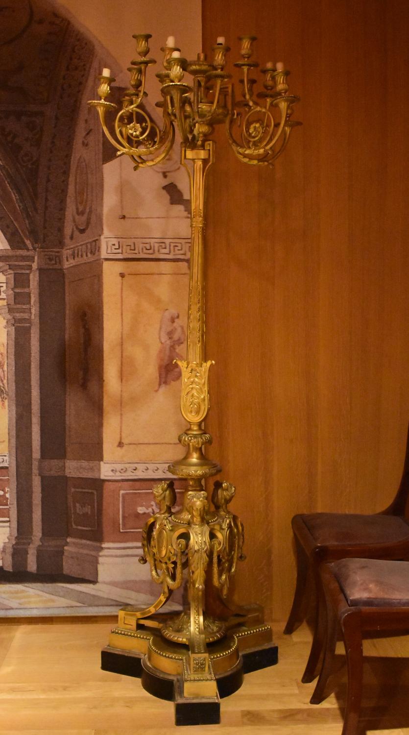 ensemble de chandeliers (2) ; piédestals (2)