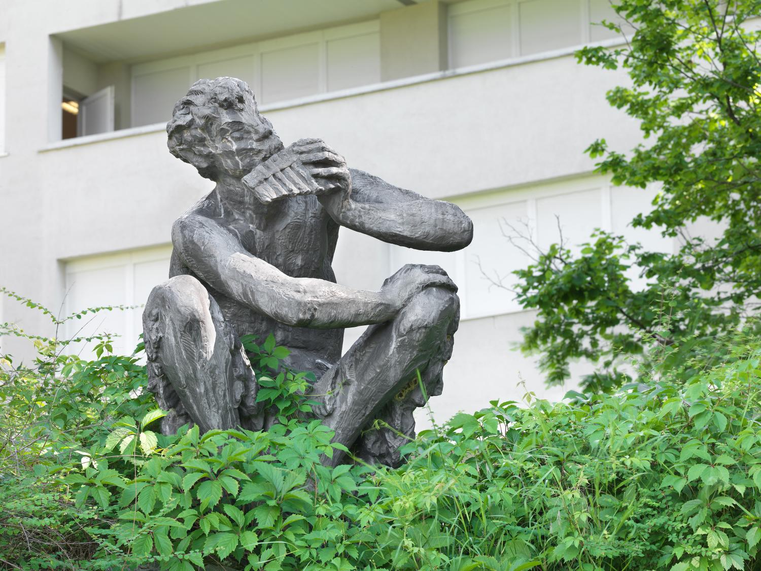 Sculpture (ronde-bosse) et fontaine : Faune jouant de la flûte de Pan