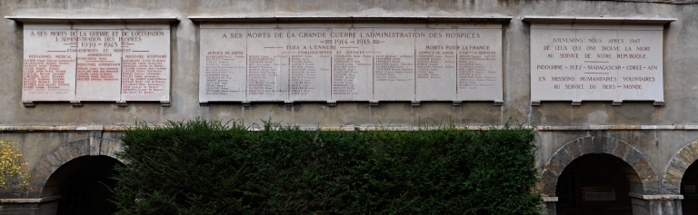 Ensemble des plaques commémoratives