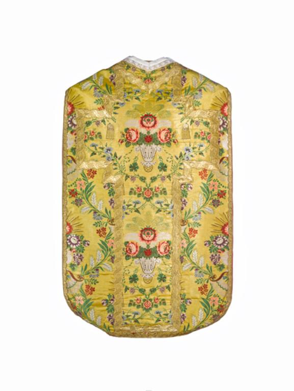 ensemble d'une chasuble, deux dalmatiques, deux étoles, trois manipules, un voile de calice, une bourse de corporal  : ornement doré