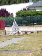 Installation ; sculpture : pyramide, aire de jeux, enseigne