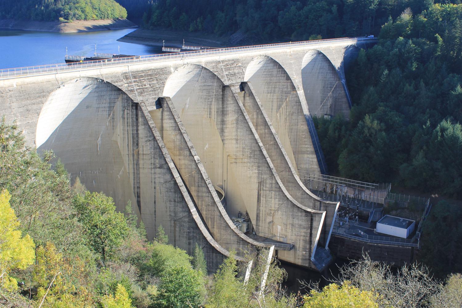 Le barrage de Grandval à Neuvéglise-sur-Truyère et Fridefont.