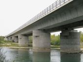 Vue générale de la partie du pont sur le canal de Miribel, face aval (depuis la rive gauche)