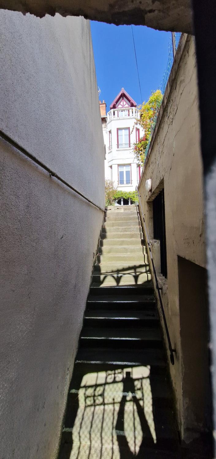 Escalier étroit partant du boulevard et menant au corps d'habitation