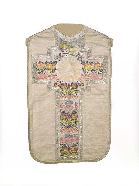 ornement blanc : chasuble, étole, manipule